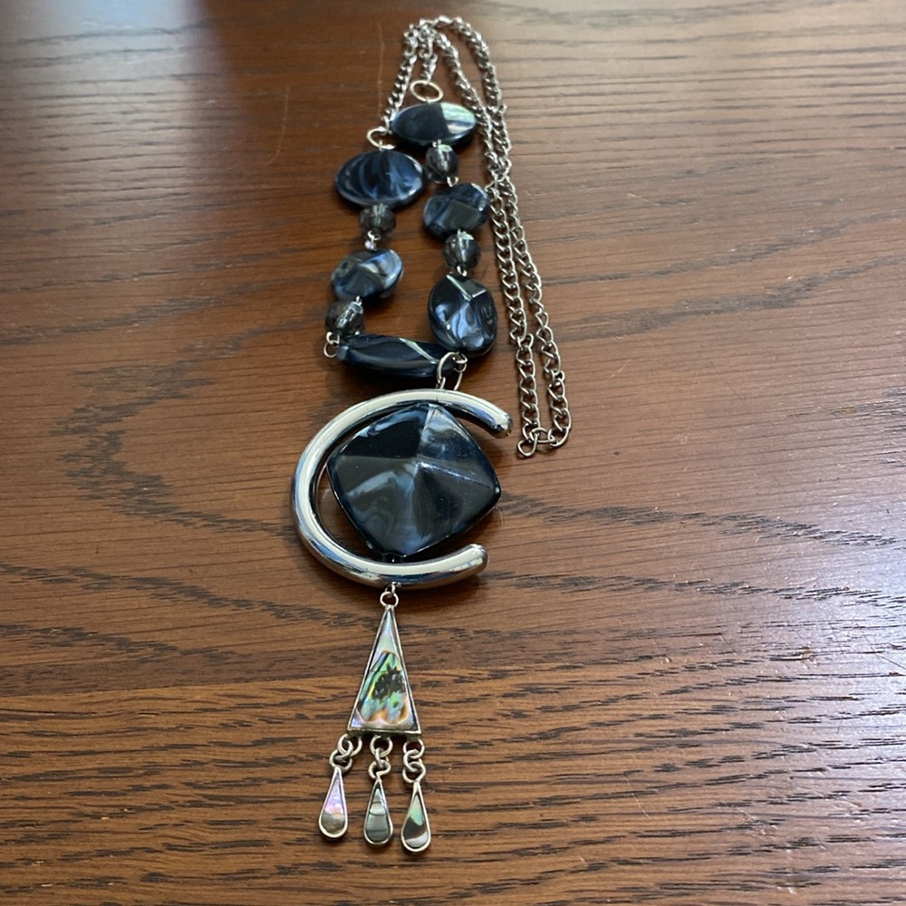 10/$10  Pendant Necklace with metal triangular Abalone dangle - Picture 3 of 3